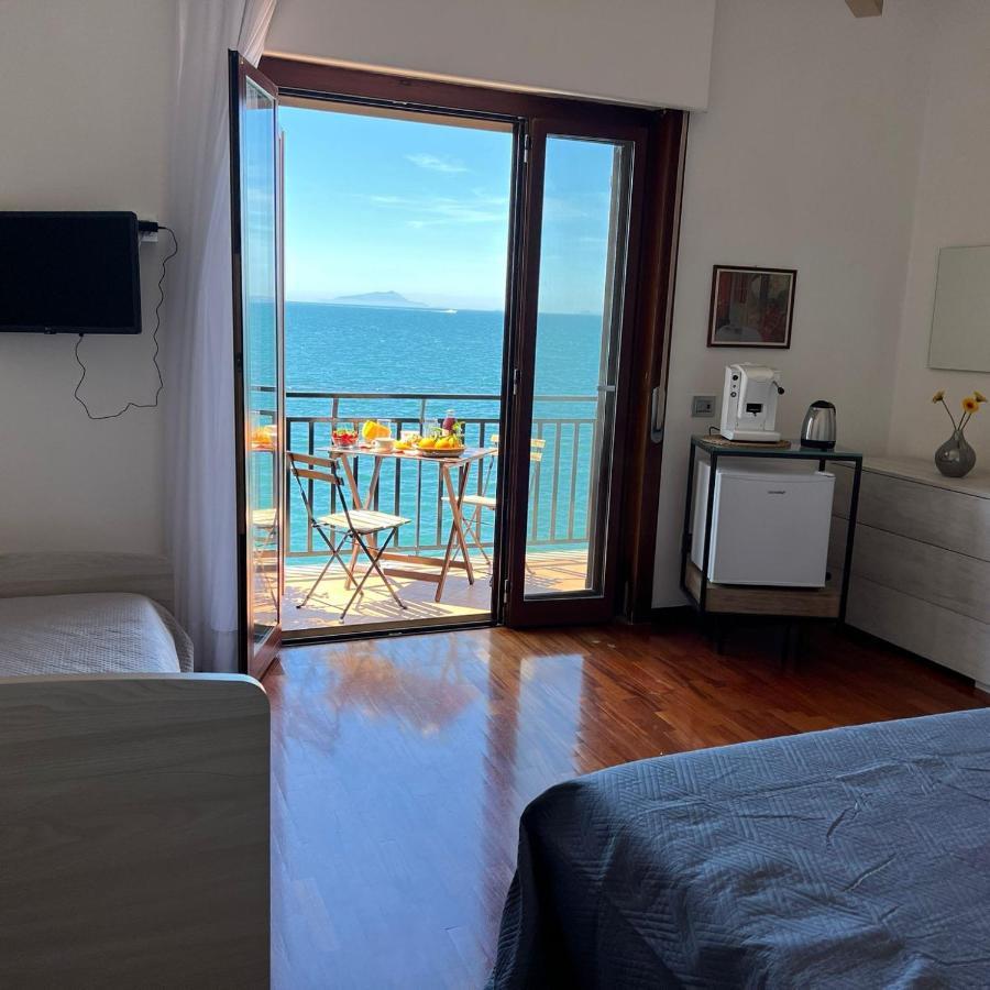 Vip Sul Mare Bed & Breakfast Кастеламаре ди Стабия Екстериор снимка